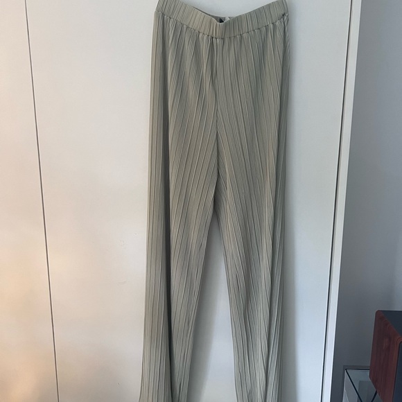 Sage Green top and pant set by Gianni Bini (sizes in description) - Picture 4 of 7